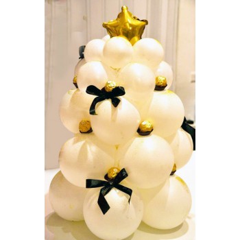 Композиция белая новогодняя ель со звездой и конфетами на основании