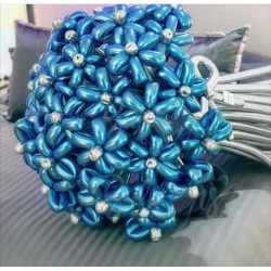 Букет из хромовых шаров с синими ромашками