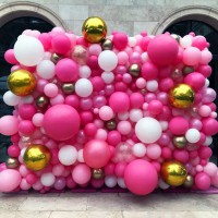 Фотозона панно из розовых и белых шаров и золотых сфер