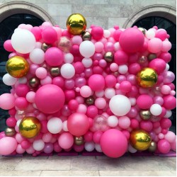 Фотозона панно из розовых и белых шаров и золотых сфер