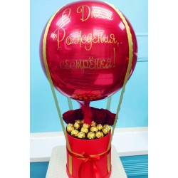 Конфетно-цветочный букет с конфетами и розами с большим красным шаром с надписью "С днем рождения, сестренка!"