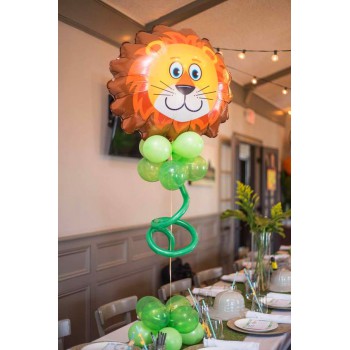 Композиция из фигурного фольгированного шара львенка на основании из зеленых шаров