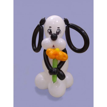 Бело-черная собачка из шаров с цветком