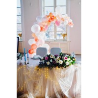 Бежево-персиковая разнокалиберная гирлянда из шаров