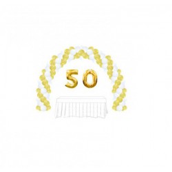 Оформление на юбилей с золотыми цифрами 50 и плетенной аркой в бело-золотой гамме