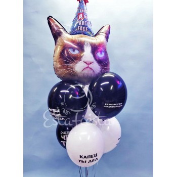 Фонтан из черно-белых шаров с оскорбительными надписями и фольгированного шара сердитой кошки в колпаке