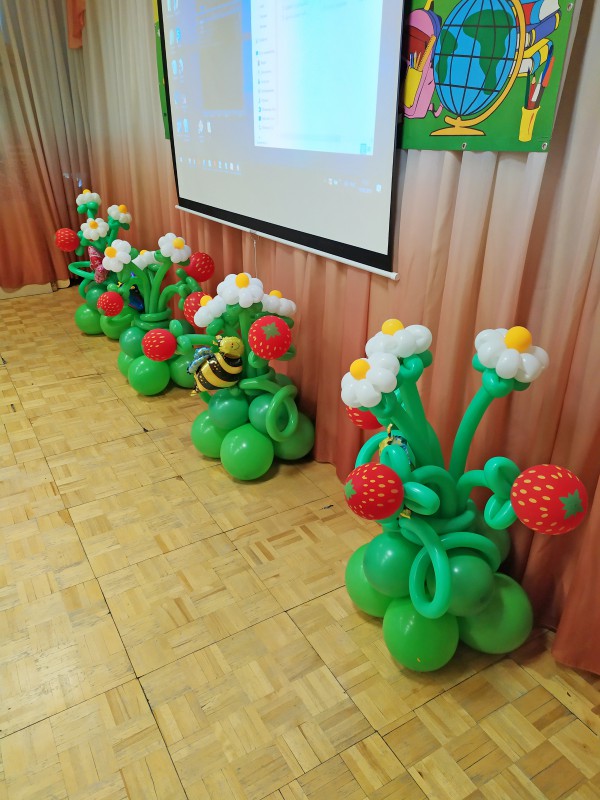Ягодная полянка с земляникой из воздушных шаров