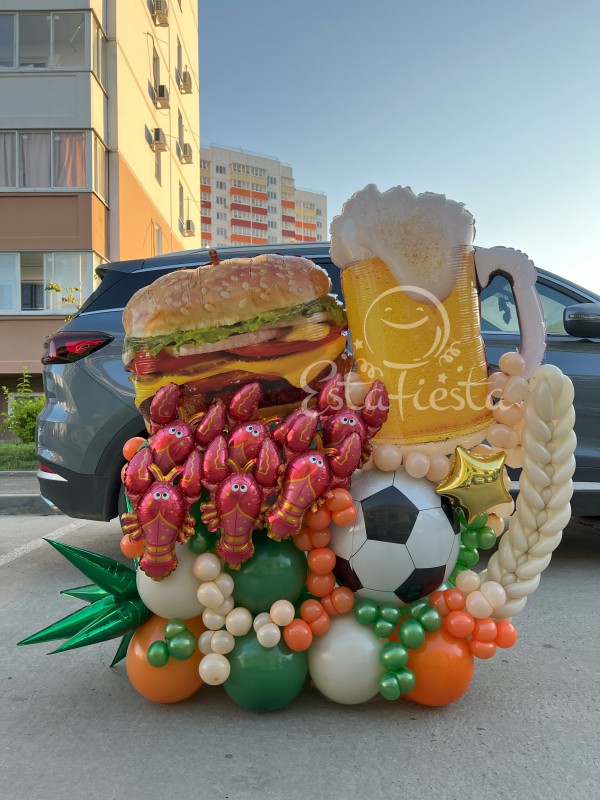 Композиция с бургером раками и кружкой пива из шаров