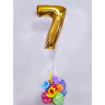 Композиция из золотой цифры на основании из разноцветных шаров с фигуркой улитки на детский день рождения