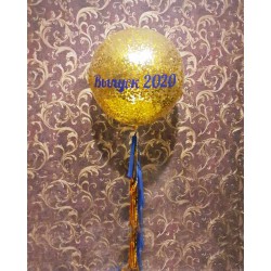 Шар с золотым конфетти и синей надписью "Выпуск 2020" на сине-золотой ленте тассел на выпускной