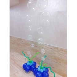 Нить с прозрачными шариками-пузырьками на основании из шаров в сине-зеленых тонах