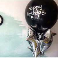 Фонтан из черного большого шара с надписью и серебристых фольгированных звезд на день рождения парню