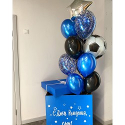 Большой сет из коробки со связкой шаров с фольгированными звездой и шаром футбольный мяч в черно-синих и золотых тонах на день рождения мальчику