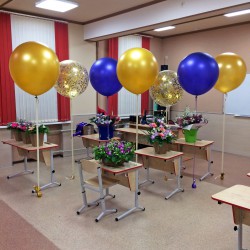 Оформление класса большими шарами золотые, фиолетовые и с конфетти