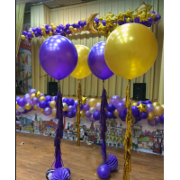 Большие фиолетовые и золотые шары на гирлянде тассел