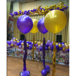 Большие фиолетовые и золотые шары на гирлянде тассел