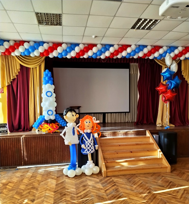 Фигурка из воздушных шаров школьник и школьница