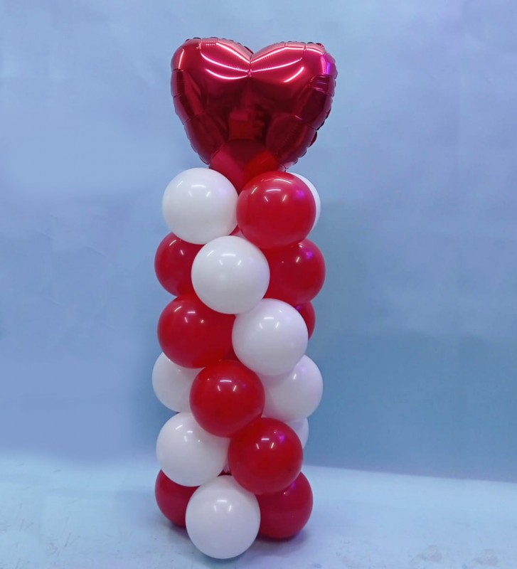 Стойка из шаров с фольгированным сердцем