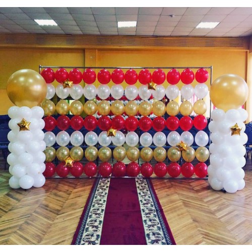 Панно из воздушных шаров-линколунов золотых белых и красных