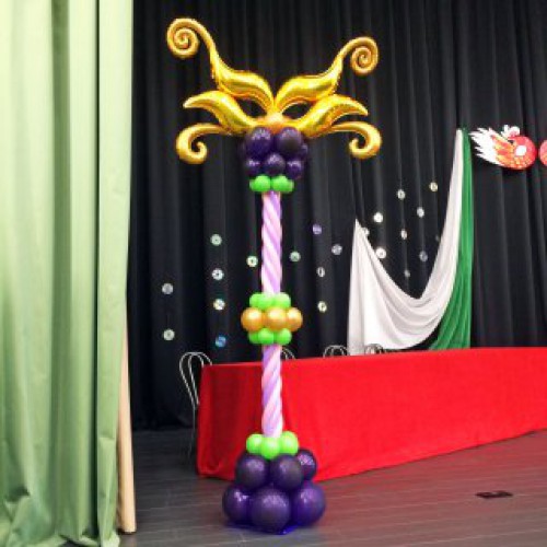 Стойка из воздушных шаров с золотой маской