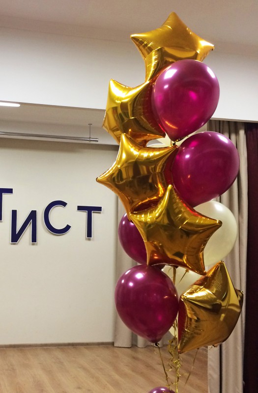 Фонтан из фольгированных звёзд и латексных шаров айвори и бургундия